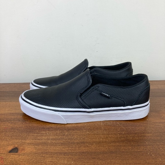 Vans Classic Black Leather Casual Slip On Shoes Sneakers 721356 Women’s Size 7. - Picture 2 of 11